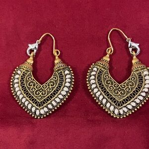 Elegant Gold and Black Heart-Shaped Earrings